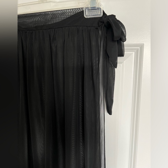 Pretty Little Thing Sarong - Picture 7 of 10